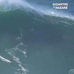 Sebastian Steudtner surfea la bomba del día en Nazaré