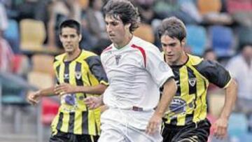 <b>BUENA LÍNEA. </b>Tiko conduce el balón en el último amistoso contra el Barakaldo.