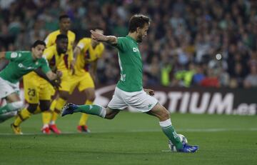 1-0. Sergio Canales marcó de penalti el primer gol. El árbitro Sánchez Martínez revisó en el VAR la jugada de Lenglet en la que corta con la mano un el disparo de Fekir.