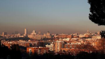 MADRID, 15/01/2021.- Vista de la boina de contaminación generada por el uso masivo de estufas y calefacciones tras el paso del temporal Filomena, este viernes, desde el Parque de San Isidro de Madrid. EFE/Mariscal