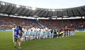 Roma and Real Madrid line-up before the match.