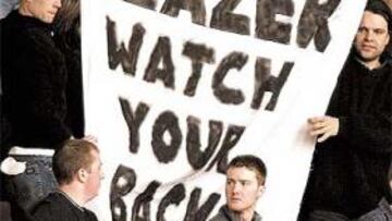 <b>AMENAZAS. </b>"Glazer, vigila tus espaldas", se lee en la pancarta de los aficionados del Manchester.