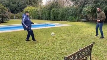 Diego Maradona volvió a tocar el balón
