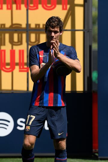 Presentación de Marcos Alonso como nuevo jugador del Fútbol Club Barcelona.