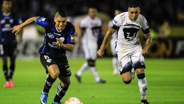 Luis Ayala pugna un bal&oacute;n con Ismael Sosa durante el partido de ida de cuartos de final de la Copa Libertadores entre Independiente del Valle y Pumas.
