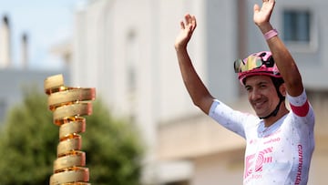 Richard Carapaz, junto al Trofeo Senza Fine, en una presentación del Giro.