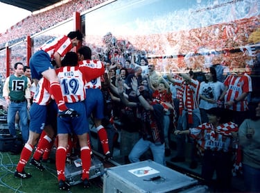 El 25 de mayo de 1996 el Vicente Calderón estaba lleno un par de horas antes del partido ante el Albacete. El equipo de Antic podía proclamarse campeón de Liga, algo impensable en el inicio del campeonato. Unas fechas antes, el 10 de abril, el Atlético ganó la Copa al Barcelona en Zaragoza, con el gol de Pantic en la prórroga. En el Calderón, esa tarde de mayo, el Atlético no dio pie a la emoción. Simeone y Kiko adelantaron a su equipo a la media hora de partido. El Atlético ganó el título delante de una hinchada que fue más feliz que nunca. Molina; Geli (Tomás, 80'), Santi, López, Toni; Caminero, Vizcaíno, Pantic, Simeone; Kiko (Roberto, 72') y Penev (Biagini, 73') formaron por el Atlético.