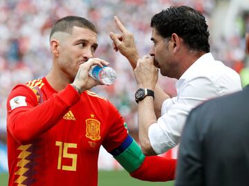 Fernando Hierrro da instrucciones a Sergio Ramos antes del comienzo del partido. 