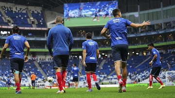 Jugadores de Monterrey entran al calentamiento a la cancha del Gigante de Acero