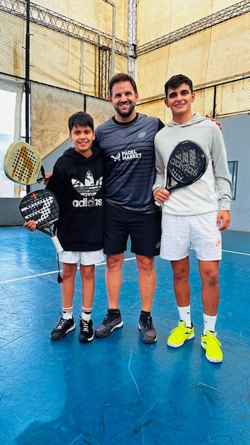 Vicente Soto (izquierda) junto a Rodrigo Ovide (centro) el día que se conocieron en una clínica de pádel en Buenos Aires.