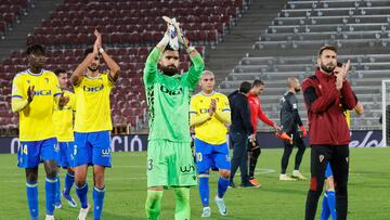 PALMA DE MALLORCA. 29/11/2023.- Los jugadores del Cádiz a la finalización del encuentro aplazado de la jornada 13 de primera división que han disputado hoy miércoles frente al Mallorca en el estadio de Son Moix, en la capital balear. EFE/CATI CLADERA.
