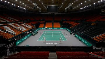 Vista general del entrenamiento del equipo español en la pista de la fase eliminatoria de la Copa Davis que España afronta la semana que viene en el pabellón Fuente San Luis.