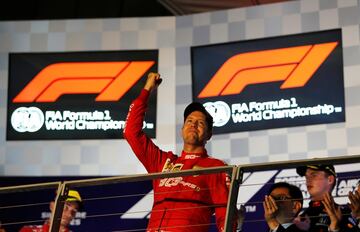 Sebastian Vettel en el podio de Singapur al vencer en Marina Bay tras nada menos 22 consecutivas de sequía. 