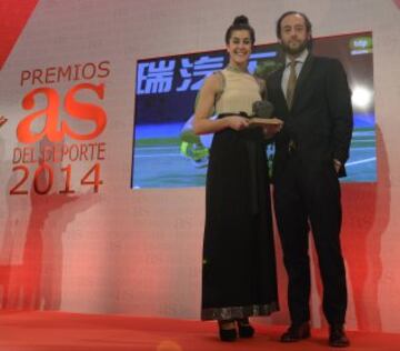 Premios AS 2014. Andr¨¦s ?lvarez de M¨¢sM¨®vil entreg¨® el Premio As del Deporte a Carolina Mar¨ªn, campeona del mundo de b¨¢dminton.