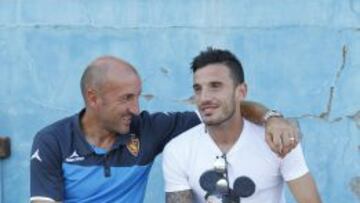 Fernández dialoga con Popovic el pasado martes en Calatayud antes del amistoso entre el Real Zaragoza y el Alcorcón.
