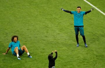 Los niños irrumpen en el entreno del Madrid en Kiev