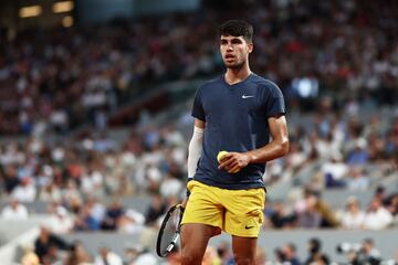 Spain's Carlos Alcaraz Garfia reacts as he plays against US Jeffrey John Wolf during their men's singles match on day one of The French Open tennis tournament on Court Philippe-Chatrier at The Roland Garros Complex in Paris on May 26, 2024. (Photo by EMMANUEL DUNAND / AFP)