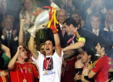 Sergio Ramos levanta el trofeo que acredita a España como campeona de la Eurocopa 2008 tras vencer en la final a la selección alemana.