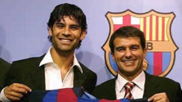 <b>CONTENTOS. </b>Márquez y Laporta sonríen durante la presentación del jugador en el Camp Nou.