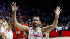 Desde 2004, cuando debutó con la absoluta en los Juegos de Atenas, Rudy Fernández siempre ha estado con la Selección, cada verano con una sola excepción: el Eurobasket 2017. El mallorquín es uno de los mejores aleros de la historia del baloncesto europeo, y con 37 años representa el orgullo de la gran Selección española de los últimos lustros. En pleno cambio de ciclo y abrasada por las bajas, la última la de Sergio Llull, la escuadra de Sergio Scariolo se apoyará en Rudy como capitán, en la pista y en el vestuario. A su lado, la producción interior de Willy Hernangómez, la fuerza de Usman Garuba, la irrupción de Lorenzo Brown, notable base nacionalizado antes de este campeonato... y la pizarra de Scariolo. Que también gana partidos.