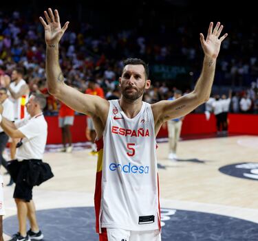 Desde 2004, cuando debutó con la absoluta en los Juegos de Atenas, Rudy Fernández siempre ha estado con la Selección, cada verano con una sola excepción: el Eurobasket 2017. El mallorquín es uno de los mejores aleros de la historia del baloncesto europeo, y con 37 años representa el orgullo de la gran Selección española de los últimos lustros. En pleno cambio de ciclo y abrasada por las bajas, la última la de Sergio Llull, la escuadra de Sergio Scariolo se apoyará en Rudy como capitán, en la pista y en el vestuario. A su lado, la producción interior de Willy Hernangómez, la fuerza de Usman Garuba, la irrupción de Lorenzo Brown, notable base nacionalizado antes de este campeonato... y la pizarra de Scariolo. Que también gana partidos.
