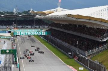 Lewis Hamilton durante la salida del GP de Malasia de Fórmula Uno en el circuito de Sepang 