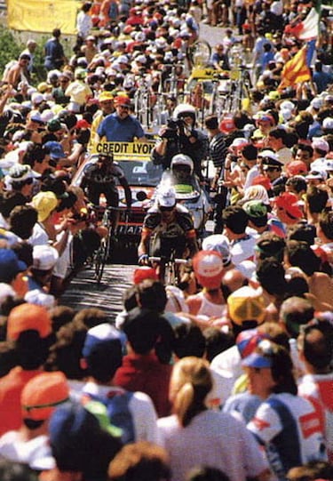 Una de las mayores batallas que se recuerdan en los Alpes. Una escabechina también. Indurain siempre asegura que su peor rival fue Chiapucci, con el que el año anterior había compartido fuga en Val Lourón. Pero aquel día el Diablo atacó a 220 km con cinco colosos por delante. Llegó a ser líder virtual, pero la reacción del navarro por detrás estuvo a punto de acabar con la aventura. Sin embargo, en los últimos kilómetros, Indurain levantó el pie en lo que luego se definió como una pequeña pájara que motivó que el navarro no le quitase la gloria al Diablo, pero sí se enfundara el amarillo que no soltaría hasta París.