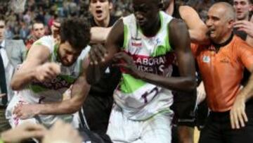 Gran trifulca. Tornike Shengelia e Ilimane Diop, del Baskonia, golpean a Dairis Bertans, caído en el suelo.