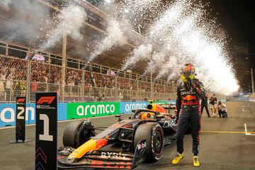 Sergio Pérez es recibido con fuegos artificiales tras ganar el Gran Premio de Arabia Saudí. 