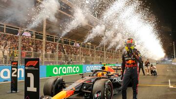 Sergio Pérez es recibido con fuegos artificiales tras ganar el Gran Premio de Arabia Saudí. 