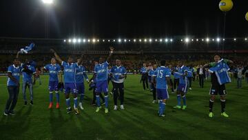 Millonarios celebra el título 15 tras derrotar a Santa Fe en El Campín.