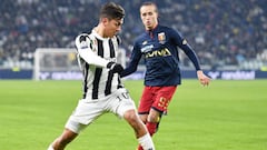 TUR01. TUR&Iacute;N (ITALIA), 20/12/2017.- Paulo Dybala (i) de Juventus disputa un bal&oacute;n Diego Laxalt (d) de G&eacute;nova hoy, mi&eacute;rcoles 20 de diciembre de 2017, durante un partido de la Copa Italia entre Juventus Fc y Genova CFC en el esta