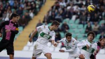 LA ESTRATEGIA. Verdés, Coro y Etxeita intentan rematar un balón ante Toni Lao.
