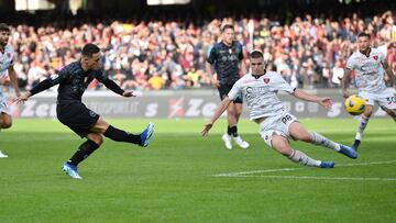 Salerno (Italy), 04/11/2023.- Napoli's Giacomo Raspadori (L) scores the 0-1 goal during the Italian Serie A soccer match between US Salernitana and SSC Napoli in Salerno, Italy, 04 November 2023. (Italia) EFE/EPA/MASSIMO PICA
