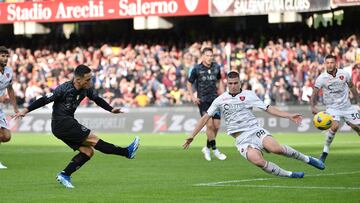 Salerno (Italy), 04/11/2023.- Napoli's Giacomo Raspadori (L) scores the 0-1 goal during the Italian Serie A soccer match between US Salernitana and SSC Napoli in Salerno, Italy, 04 November 2023. (Italia) EFE/EPA/MASSIMO PICA
