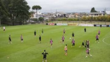 España jugará con '9' puro y ensaya con un solo mediocentro