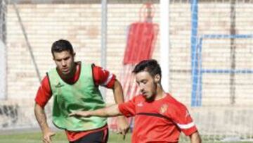 Isaac Carcelén se dispone a dar un pase durante el entrenamiento.