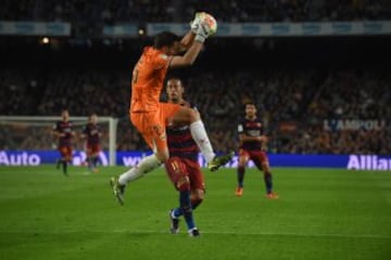 Parada de Toño ante Neymar.
