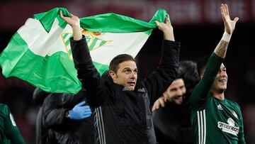 Joaquín, con una bandera del Betis para celebrar la victoria ante el Sevilla.