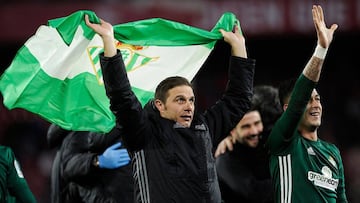 Joaqu&iacute;n, con una bandera del Betis para celebrar la victoria ante el Sevilla.