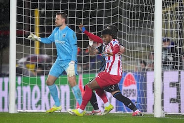 Ademola Lookman puso el 0-2 en el marcador justo antes del descanso.