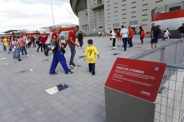 Desde las 10:00 de la ma?ana los aficionados atl¨¦ticos celebran el estreno del nuevo estadio rojiblanco Wanda Metropolitano en los alrededores del estadio.