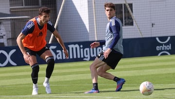 Torró disputa un balón con Javi Martínez durante un entrenamiento,
