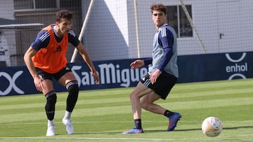 Torr&oacute; disputa un bal&oacute;n con Javi Mart&iacute;nez durante un entrenamiento,