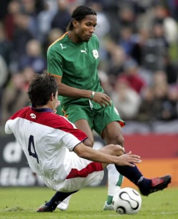 Costa de Marfil, 2006: En una gira europea, Chile enfrentó al equipo de Didier Drogba en Francia y empató 1-1. 