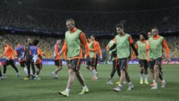Los jugadores del Shakhtar se ejercitan en Lviv, donde hoy reciben al PSG.