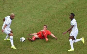 Xherdan Shaqiri, Víctor Bernárdez y Maynor Figueroa.