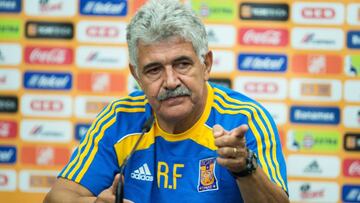 Tigres no piensa en desprenderse de Javier Aquino, pero si Chivas paga la cláusula de rescisión el jugador podría salir.