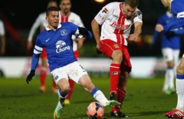 El jugador del Everton Bryan Oviedo se rompió la pierna en este lance del partido contra el  Stevenage en la FA Cup en 2014.  