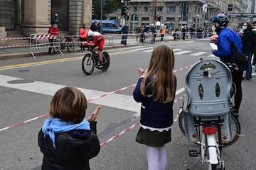 Los espectadores aplauden al paso de los corredores durante la contrarreloj individual de la última etapa del Giro de Italia 2020, una ruta de 15,7 kilómetros entre Cernusco sul Naviglio y Milán.